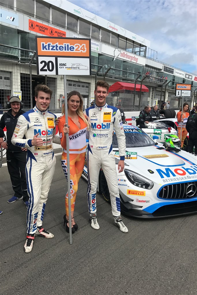 Smilene var store hos Nicolai Sylvest og Nikolaj Rovigue før løbet
(Foto: Sylvest Motorsport)